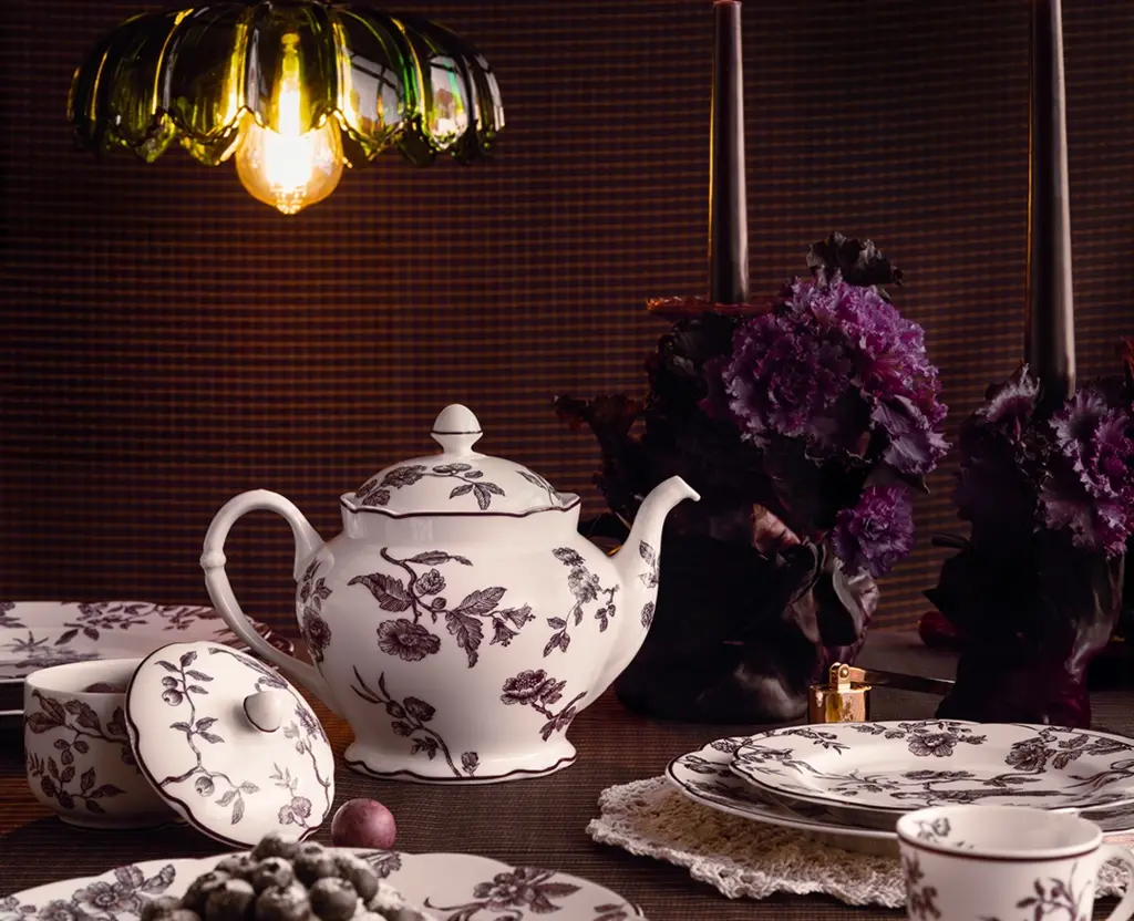 Image d'ambiance de la table Albertine Prune Bernardaud
