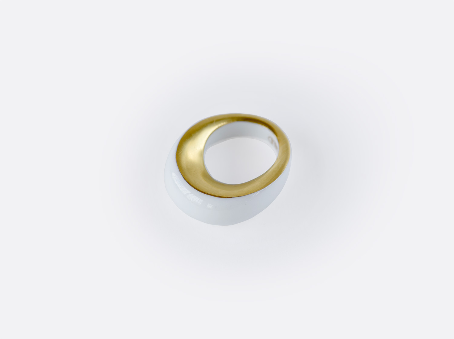 Bague anneau Alba blanc et or en porcelaine de la collection ALBA BLANC ET OR Bernardaud