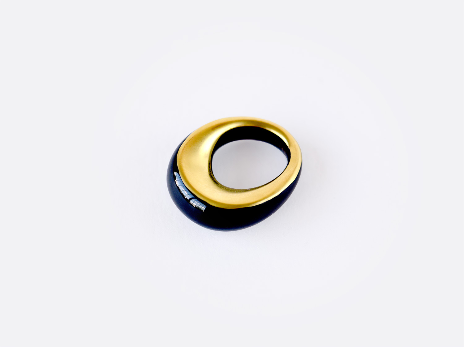 Bague anneau Alba noir et or en porcelaine de la collection ALBA NOIR ET OR Bernardaud
