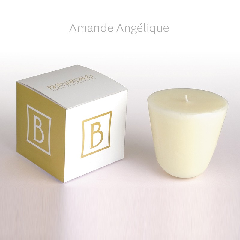 Bougie 200 gr Amande Angelique (durée de diffusion : environ 50 h) en porcelaine de la collection Parfums de maison Bernardaud