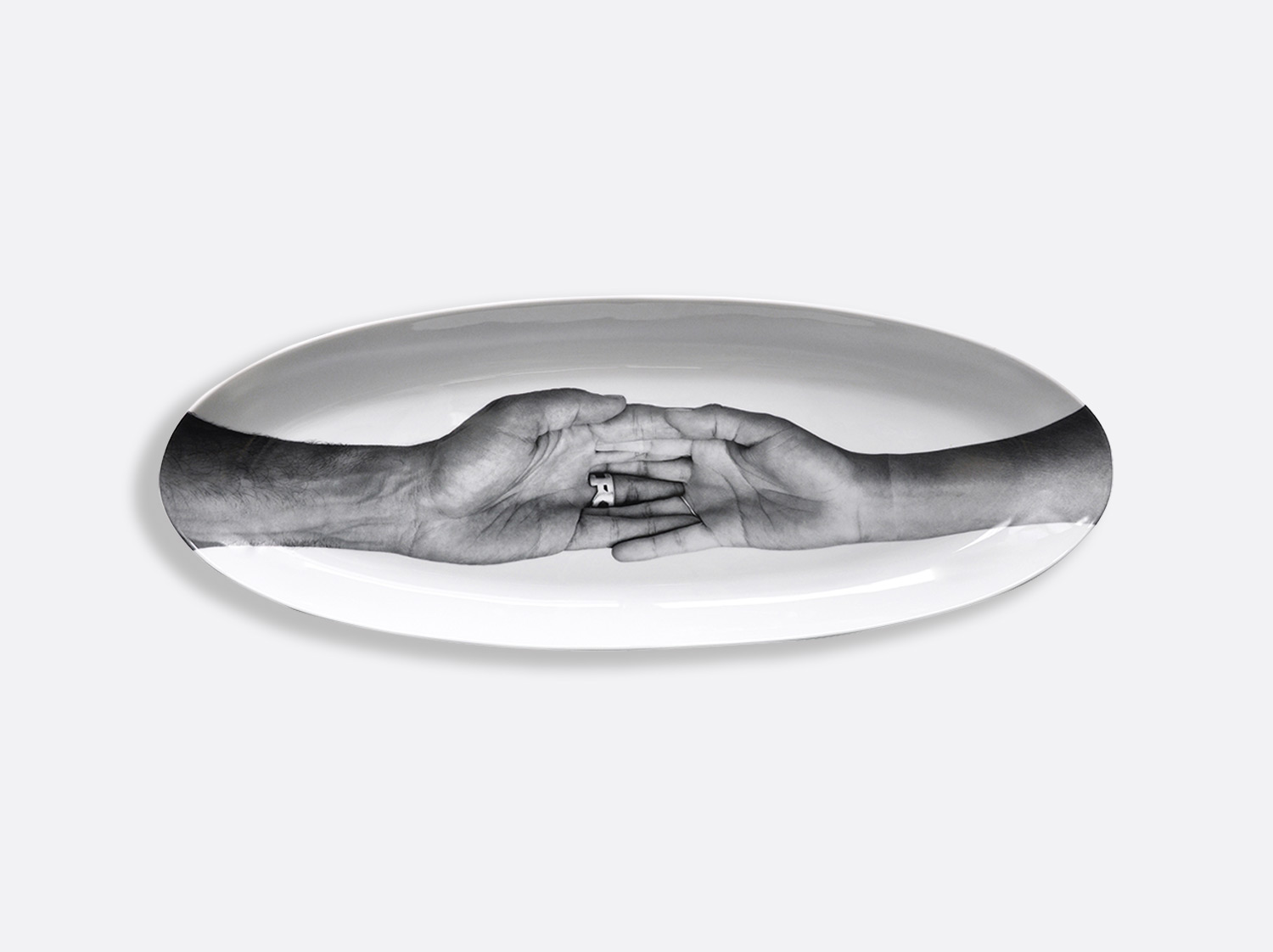Centre de table ovale 80 cm   en porcelaine de la collection Je te mangerais dans la main Bernardaud