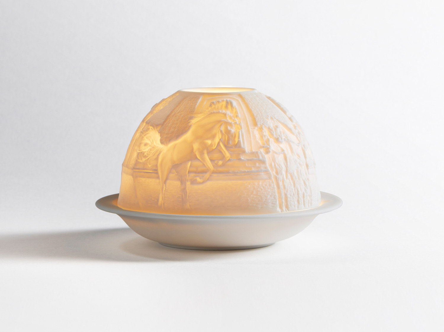 Rêverie équestre en porcelaine de la collection Lithophanie Bernardaud