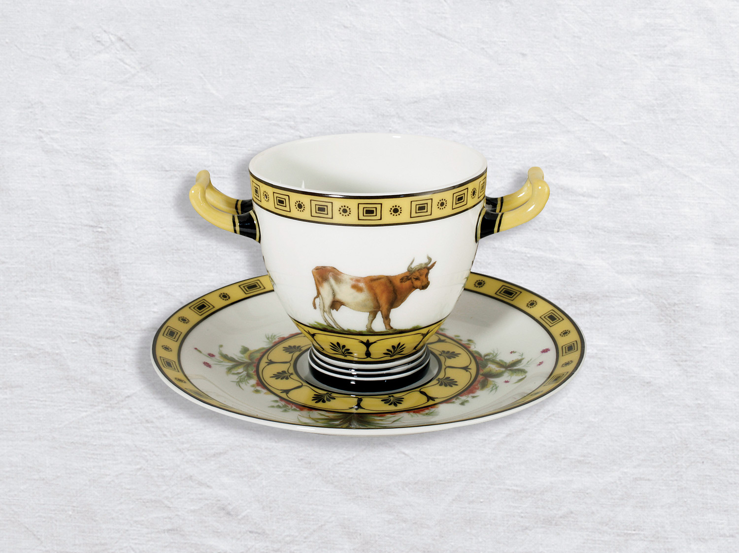 Gobelet à anses étrusques et soucoupe en porcelaine de la collection La laiterie de rambouillet Bernardaud