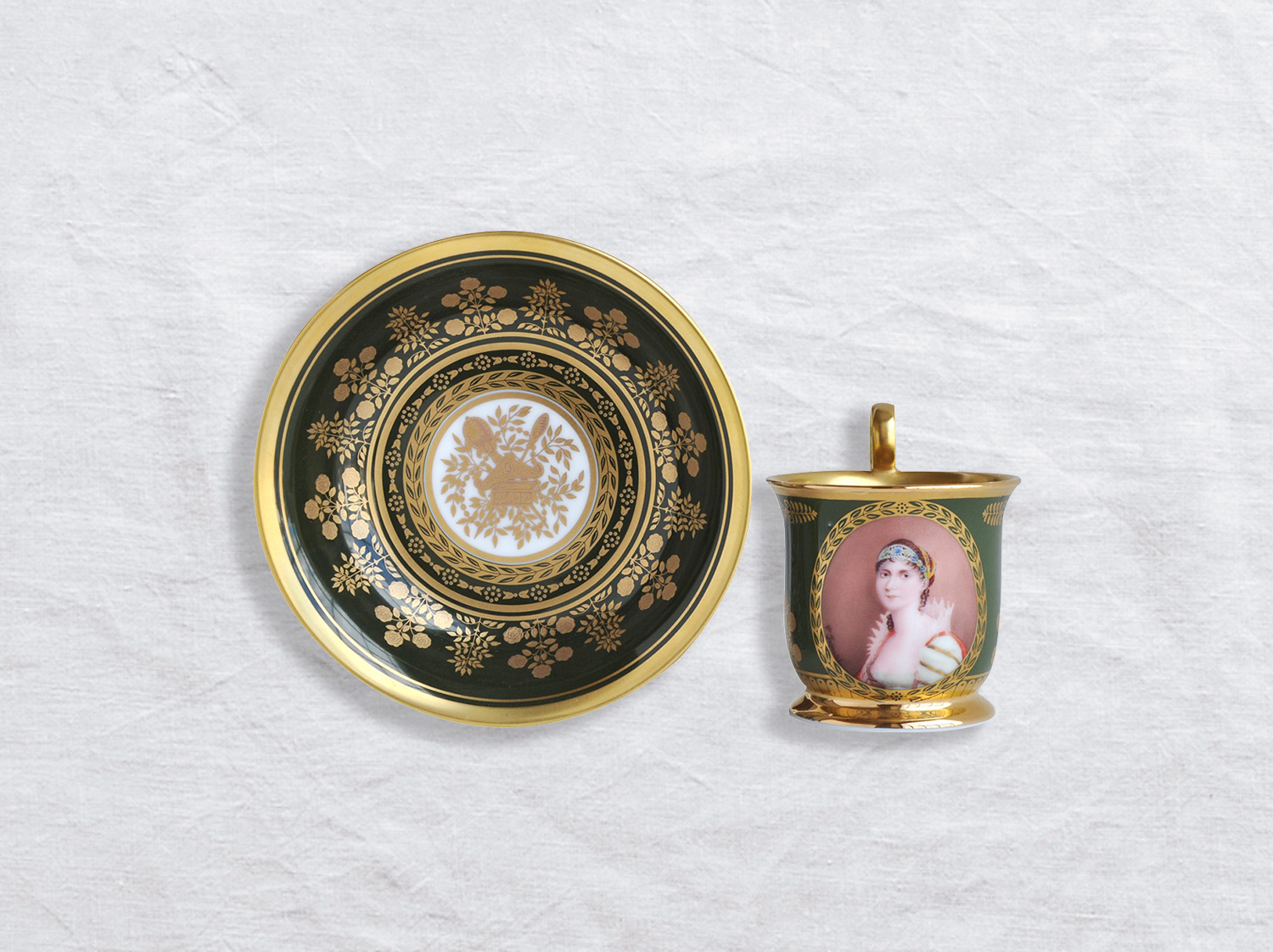 Tasse et soucoupe Empire en porcelaine de la collection Josephine Bernardaud