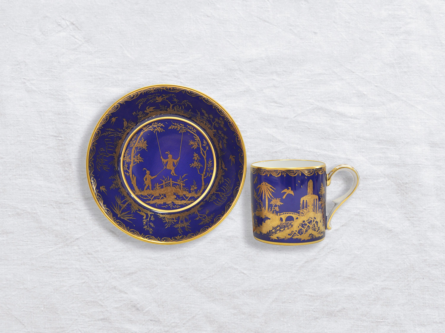 Tasse et soucoupe litron en porcelaine de la collection Chinoiserie fond bleu Bernardaud