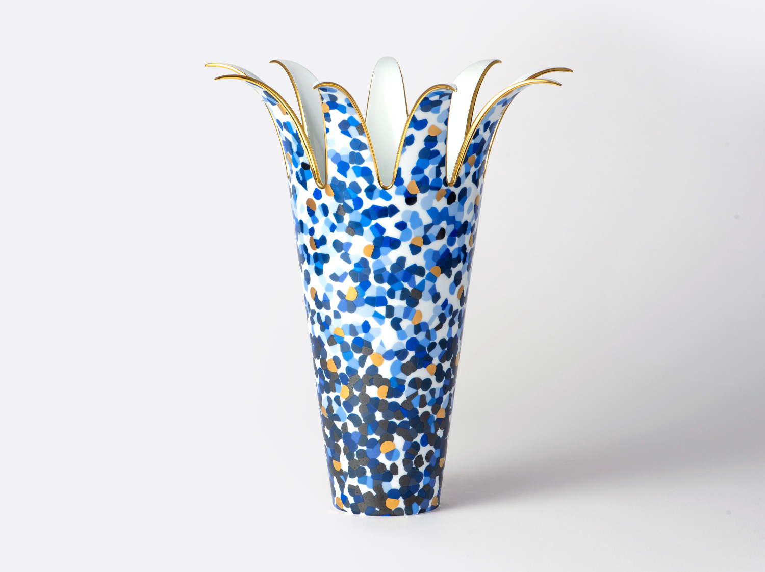 Vase H. 37,5 cm en porcelaine de la collection Marmorino bleu Bernardaud