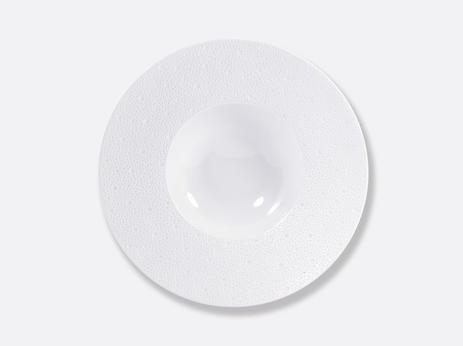 Assiette creuse à aile large 27 cm en porcelaine de la collection ECUME BLANC Bernardaud