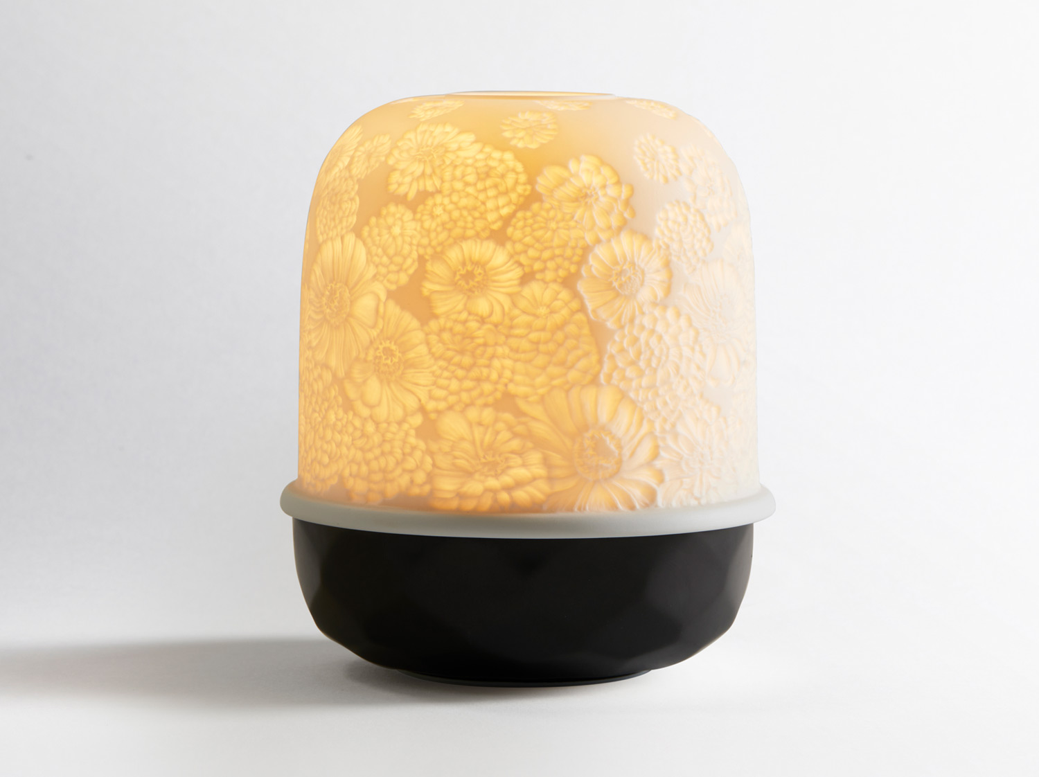 Zinnias Noir Mat avec LED en porcelaine de la collection Lampion - LED Bernardaud