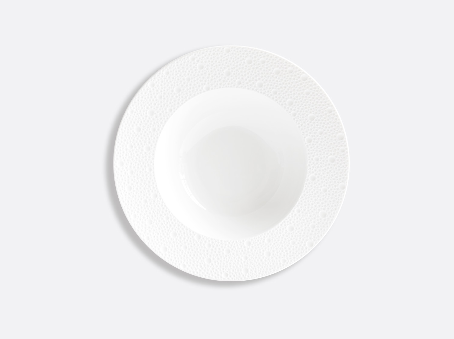 Assiette creuse à aile haute 22 cm en porcelaine de la collection Ecume Bernardaud