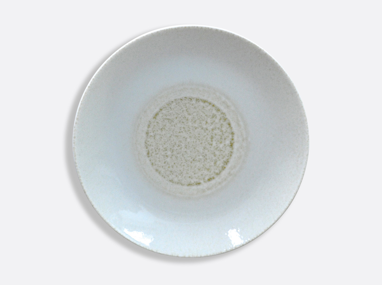 Assiette coupe 29,5 cm en porcelaine de la collection Iris Ivoire Bernardaud