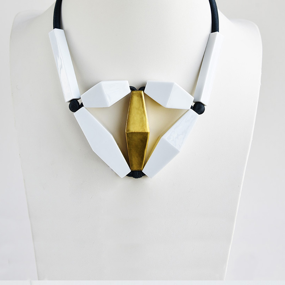 Plastron Perles et Tubes Blanc et Or en porcelaine de la collection Be Bold Over Bernardaud