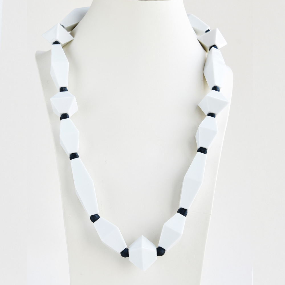 Sautoir Perles Blanc en porcelaine de la collection Be Bold Over Bernardaud
