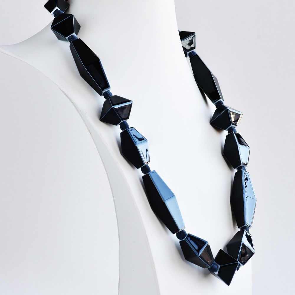 Sautoir Perles Noir en porcelaine de la collection Be Bold Over Bernardaud