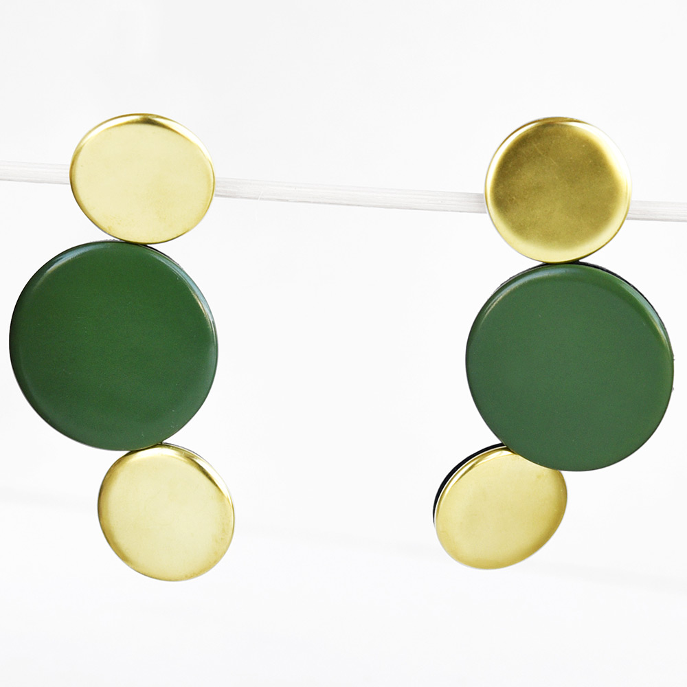 Boucles d'oreilles Disque Vert et Or en porcelaine de la collection Be Bold Over Bernardaud