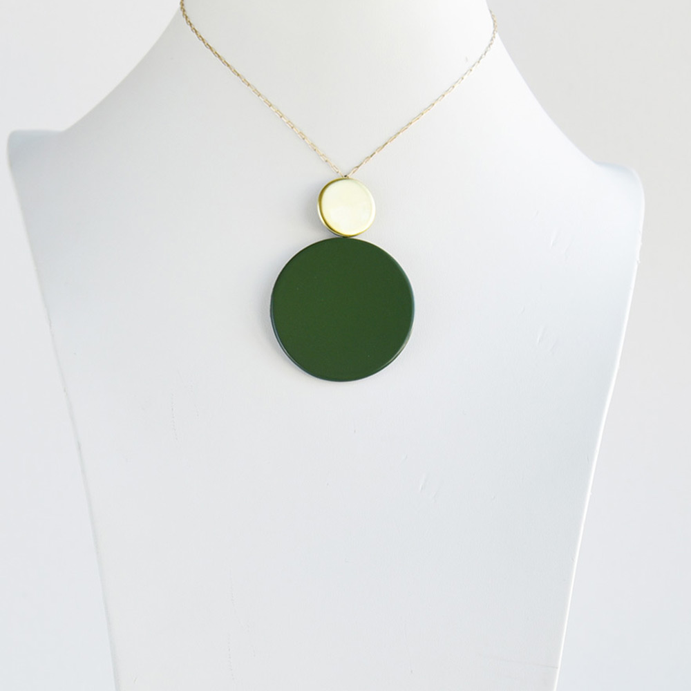 China Disque Vert Mousse Short Pendant of the collection Be Bold Over | Bernardaud