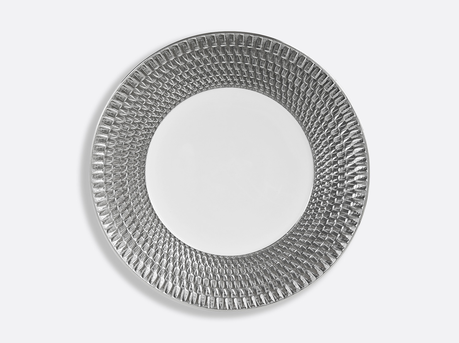 Assiette de présentation 29,5 cm en porcelaine de la collection Twist platine Bernardaud