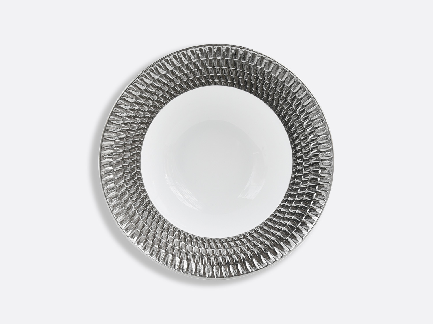 Assiette creuse à aile en porcelaine de la collection Twist platine Bernardaud