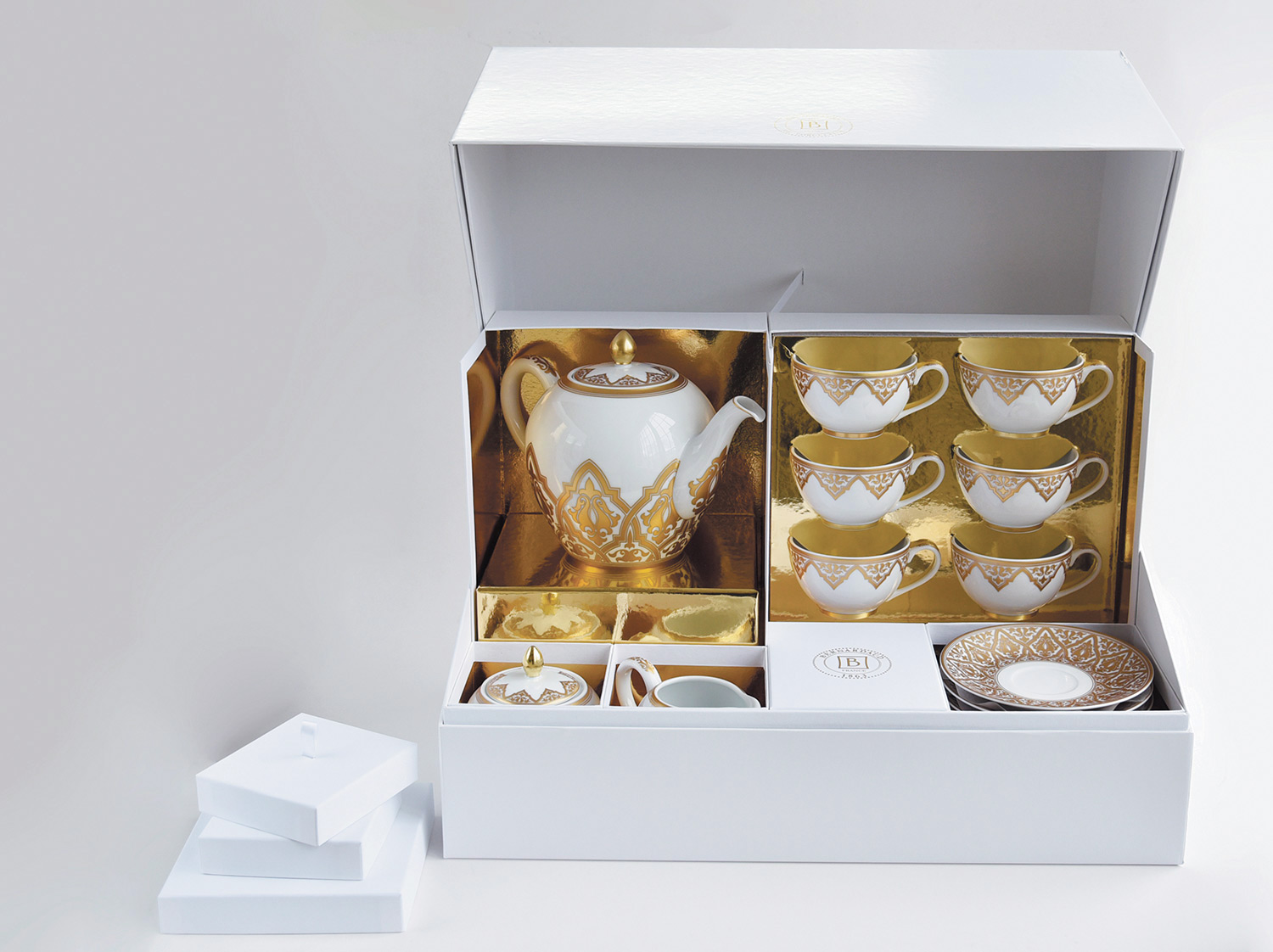 Grand coffret service à thé (théière, crémier, sucrier, 6 tasses et soucoupes thé) en porcelaine de la collection Venise Bernardaud