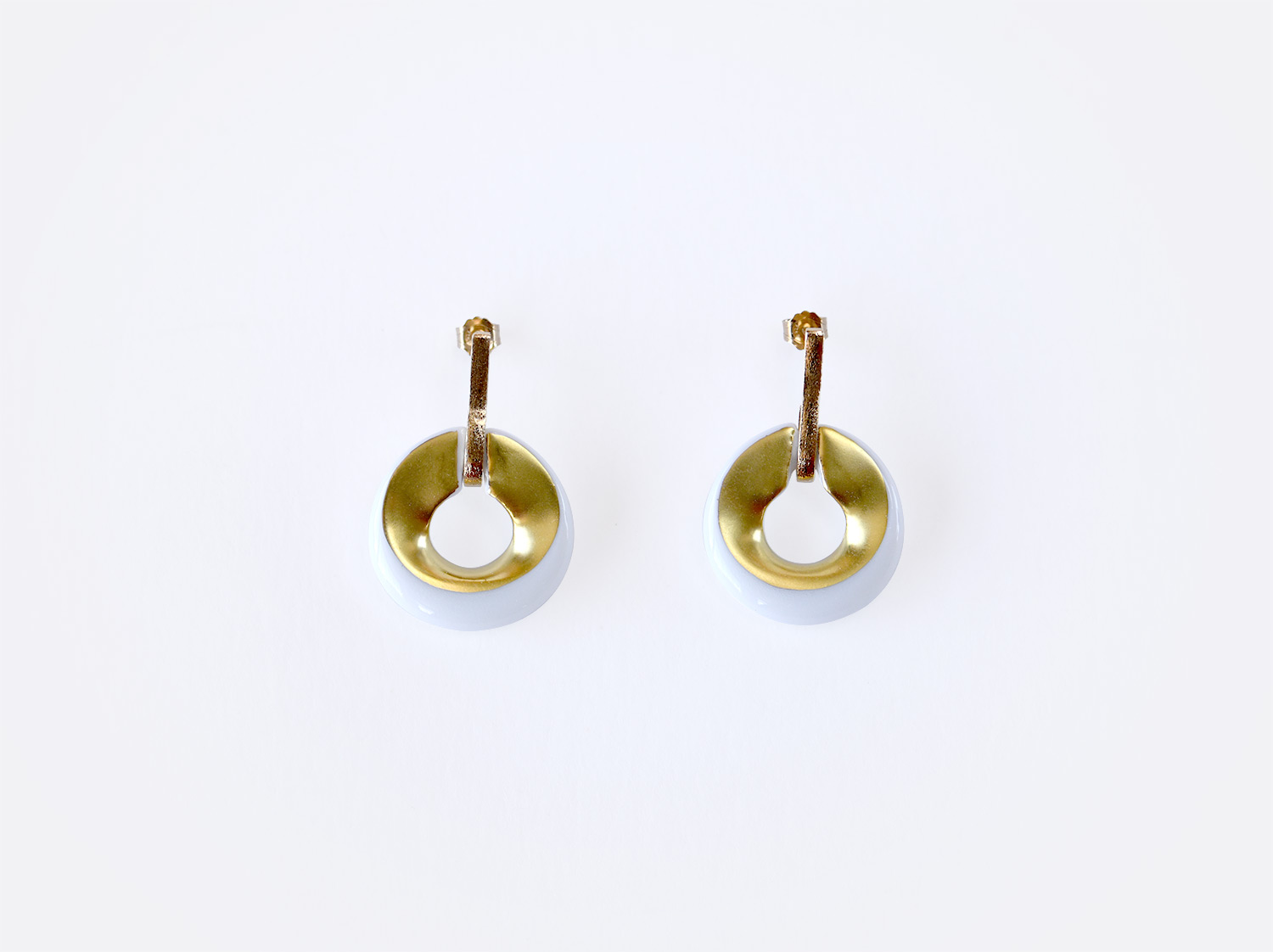 Boucles d'oreilles Alba blanc et or en porcelaine de la collection ALBA BLANC ET OR Bernardaud