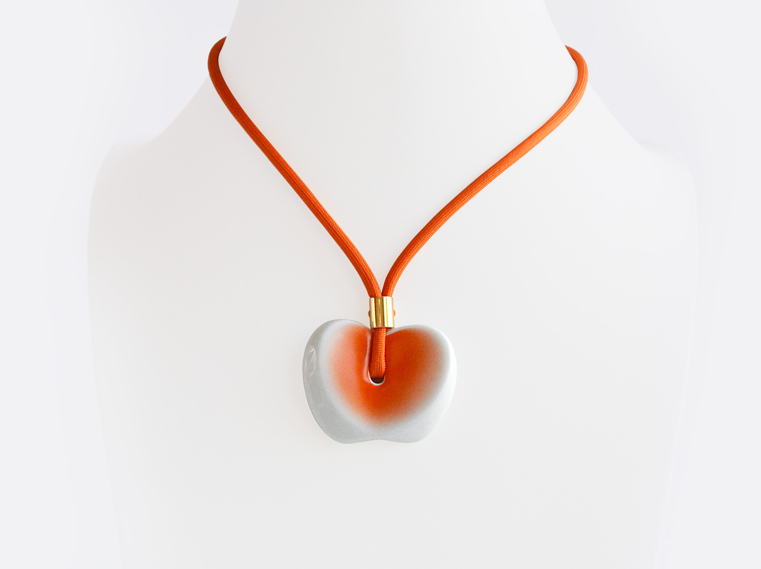 Pendentif Heva orange en porcelaine de la collection FIGURES Bernardaud