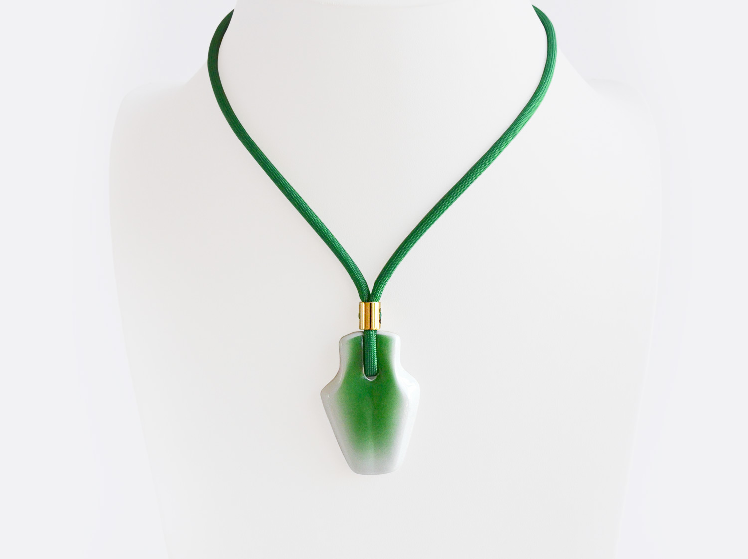 Pendentif Tana vert en porcelaine de la collection FIGURES Bernardaud