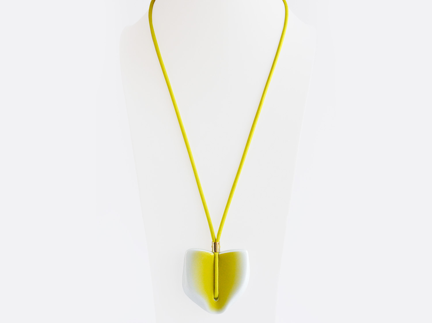 "Volpa jaune" ペンダント en porcelaine de la collection FIGURES Bernardaud