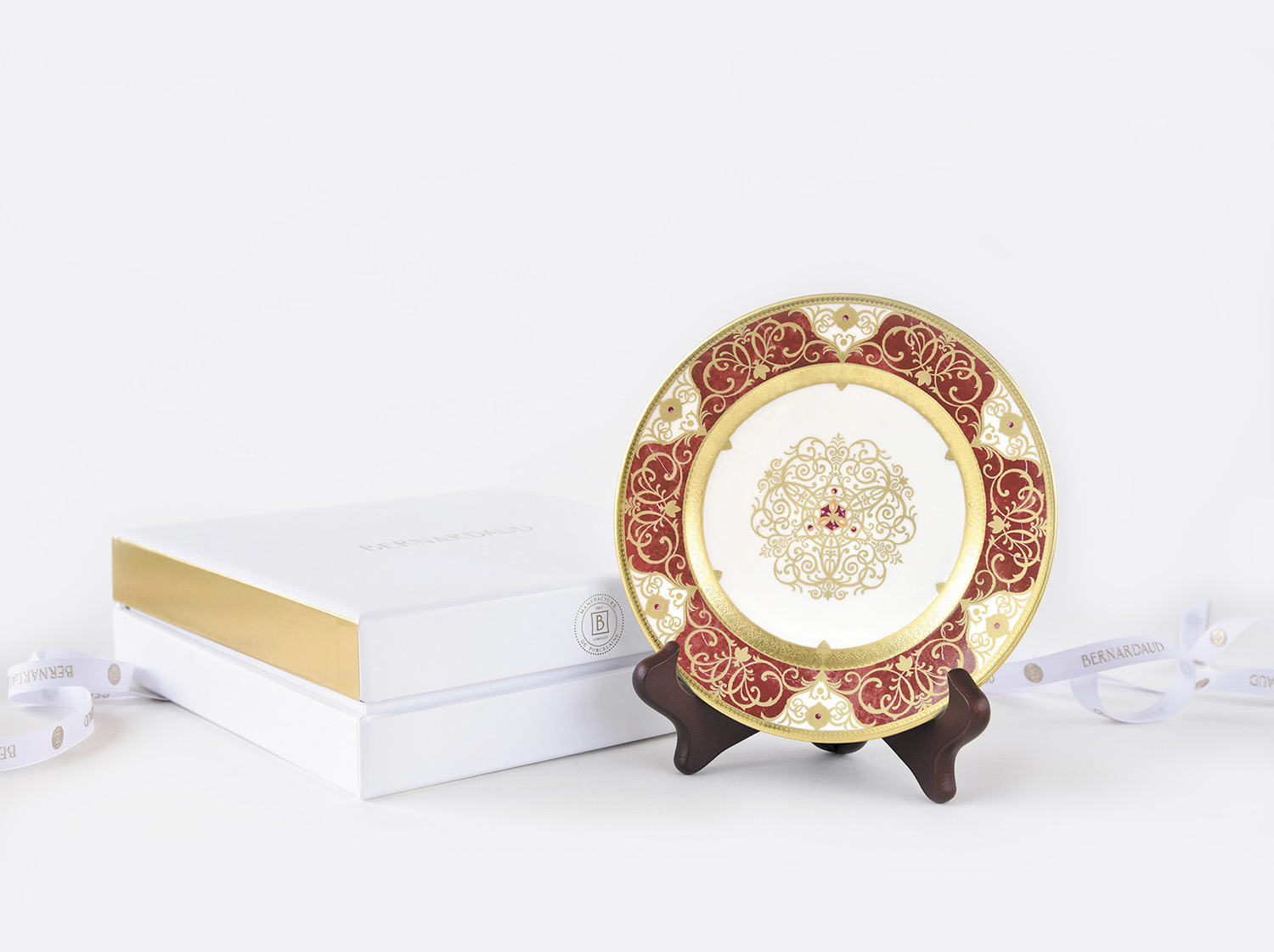 Ecrin 1 assiette 16 cm en porcelaine de la collection SPLENDIDE pourpre Bernardaud