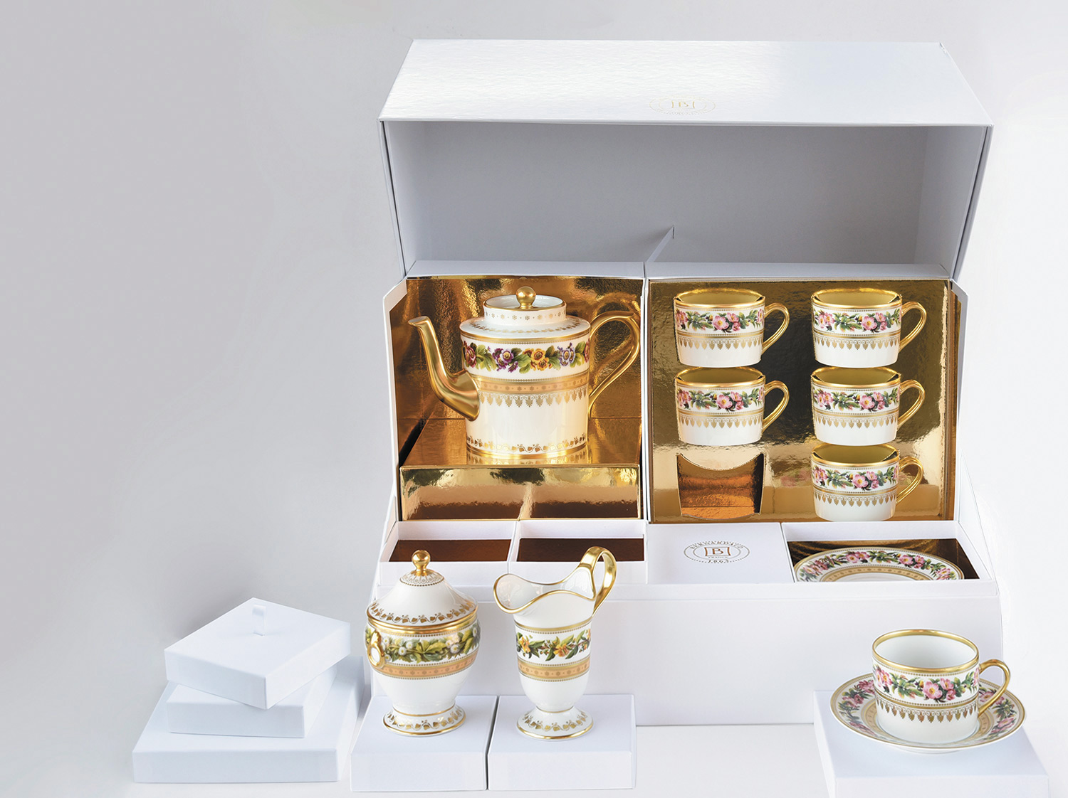 Grand coffret service à thé (théière, crémier, sucrier, 6 tasses et soucoupes thé) en porcelaine de la collection Botanique Bernardaud