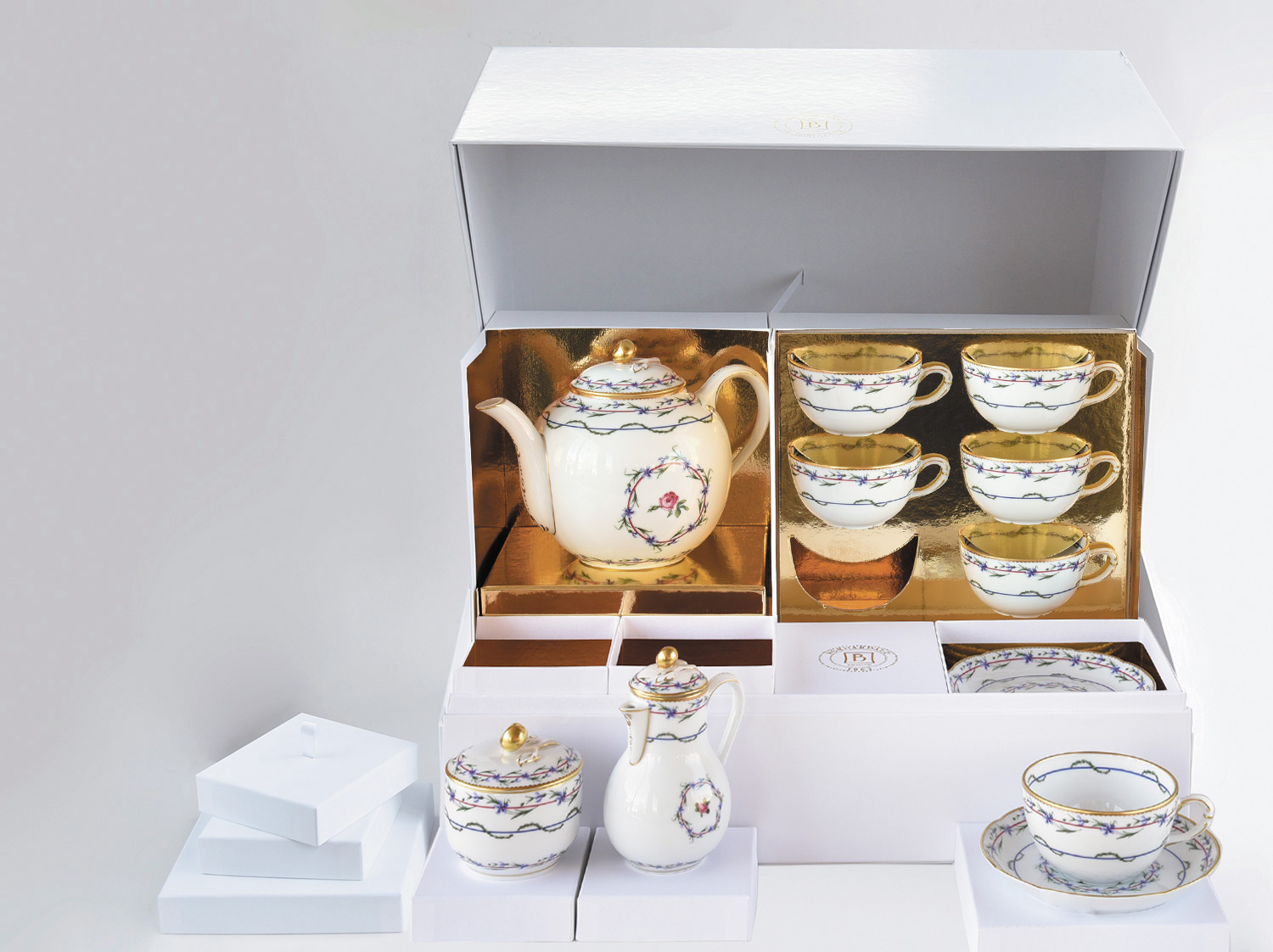 China Large tea gift case (teapot, creamer, sugar bowl, 6 tea cups and saucers) of the collection Gobelet du roy | Bernardaud