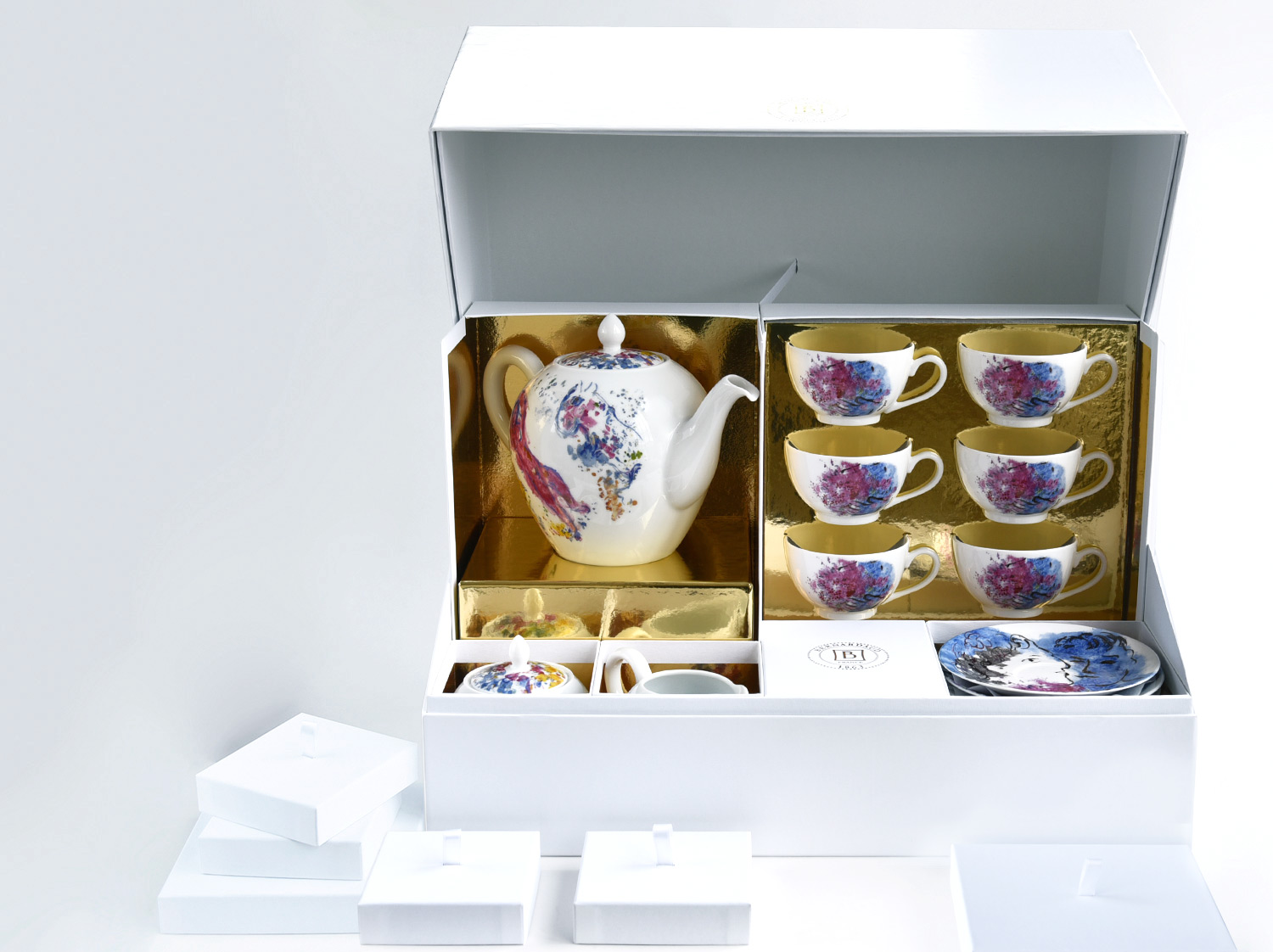 Grand coffret service à thé (théière, crémier, sucrier, 6 tasses et soucoupes thé) en porcelaine de la collection LES BOUQUETS DE FLEURS DE  MARC CHAGALL Bernardaud