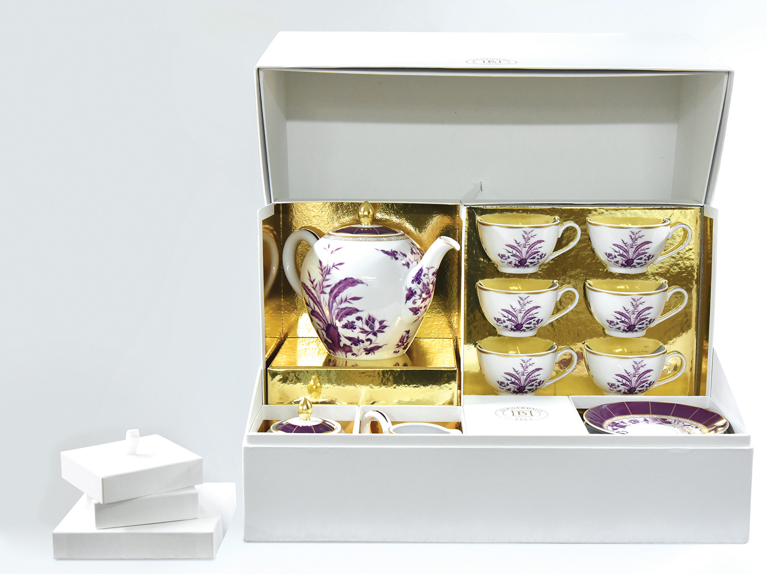 Grand coffret service à thé (théière, crémier, sucrier, 6 tasses et soucoupes thé) en porcelaine de la collection PRUNUS Bernardaud