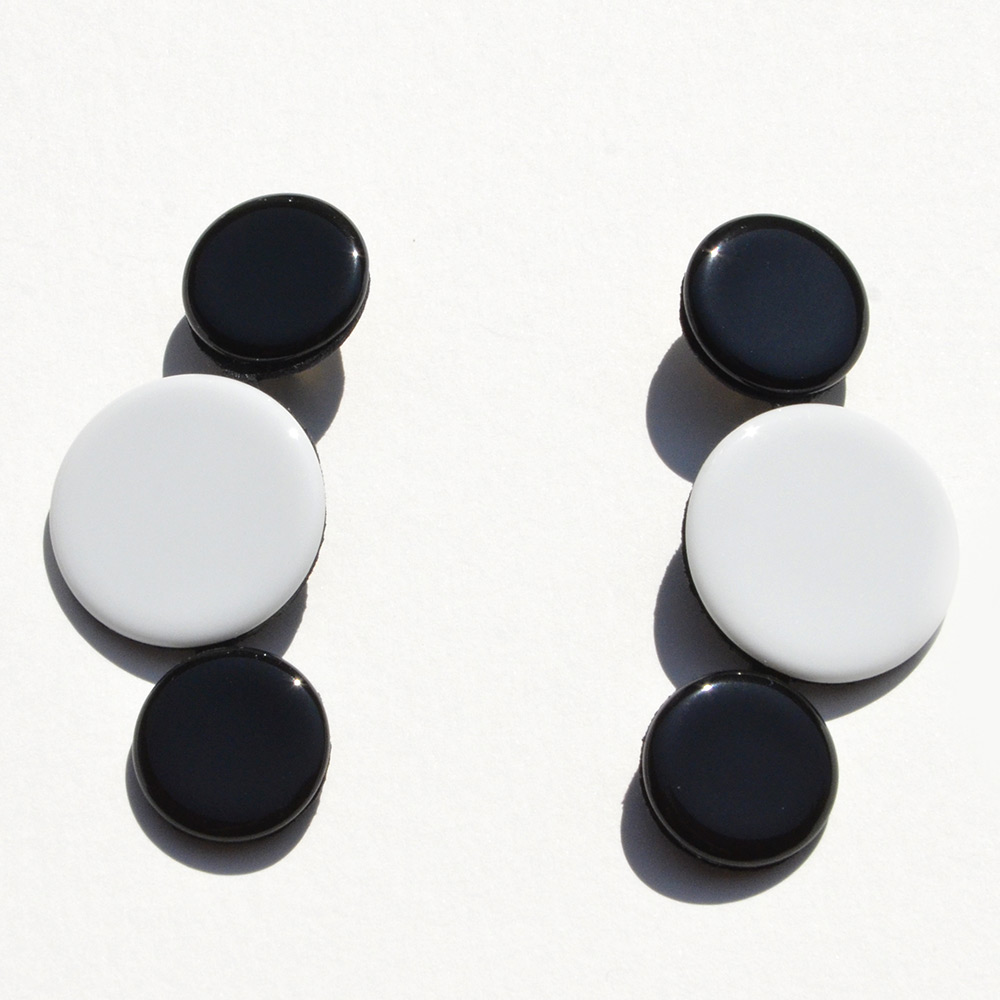 Boucles d'oreilles Disque Noir et Blanc en porcelaine de la collection Be Bold Over Bernardaud