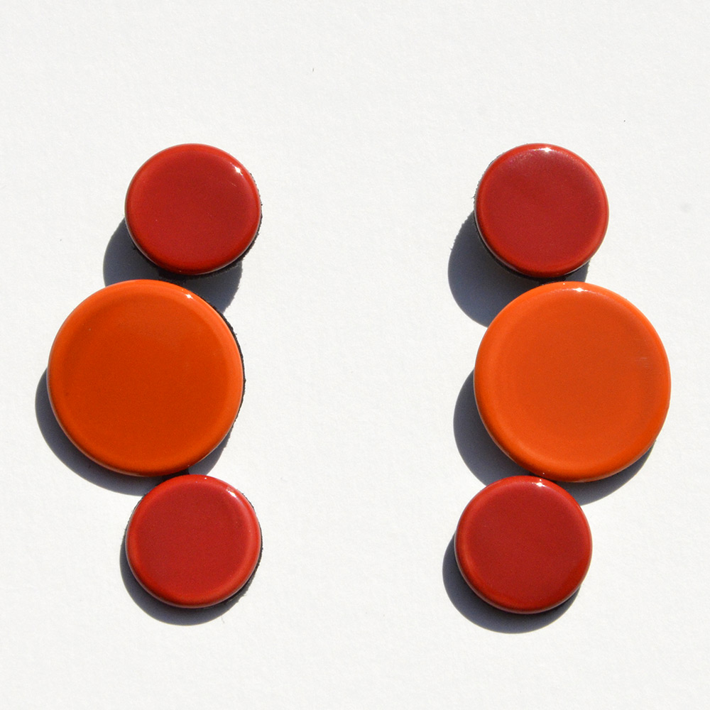 Boucles d'oreilles Disque Rouge et Orange en porcelaine de la collection Be Bold Over Bernardaud