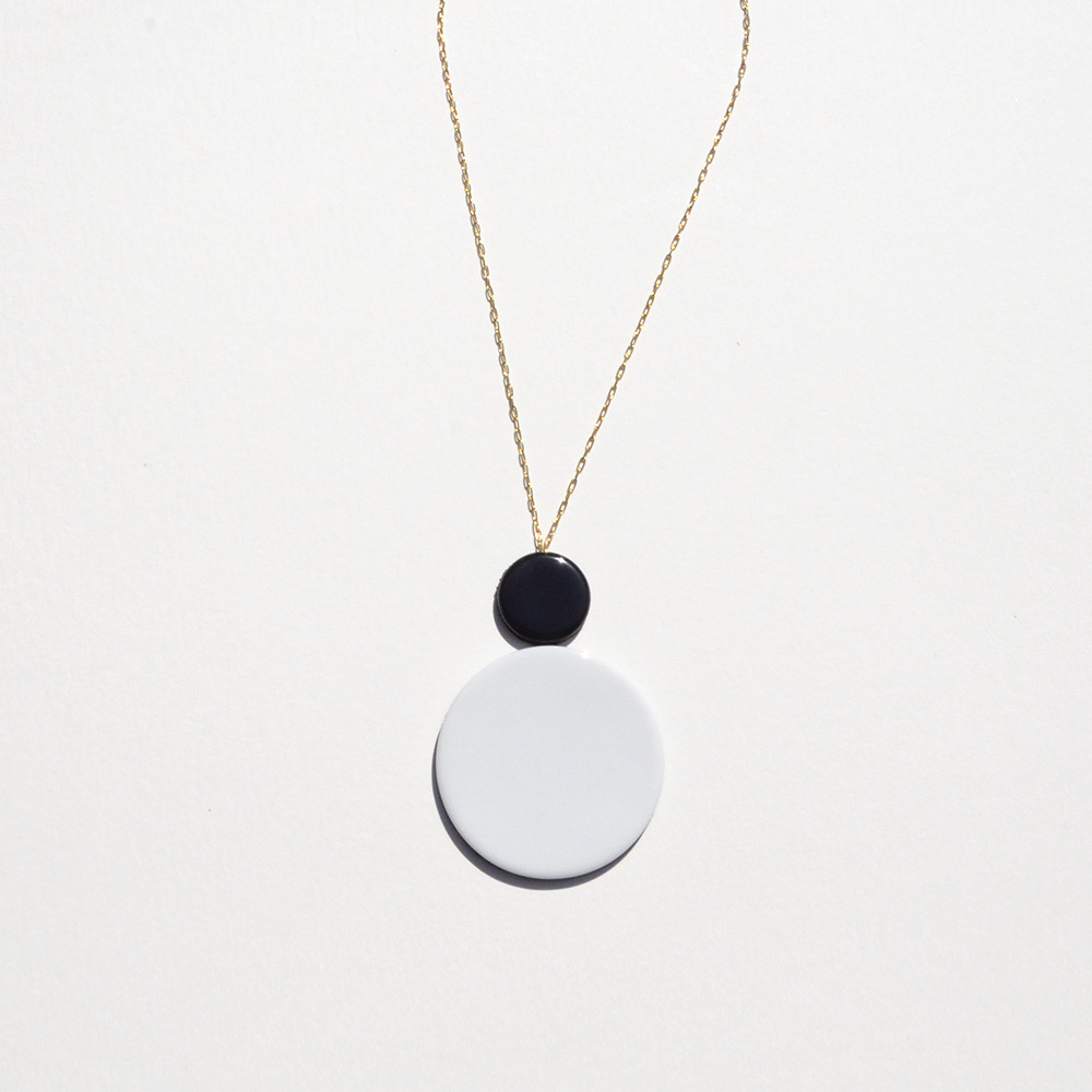 China Disque Black & White Short Pendant of the collection Be Bold Over | Bernardaud