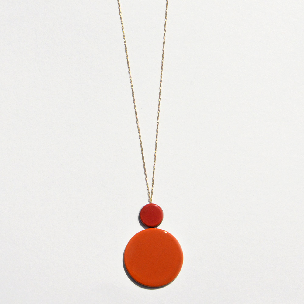 Pendentif long Disque Rouge et Orange en porcelaine de la collection Be Bold Over Bernardaud