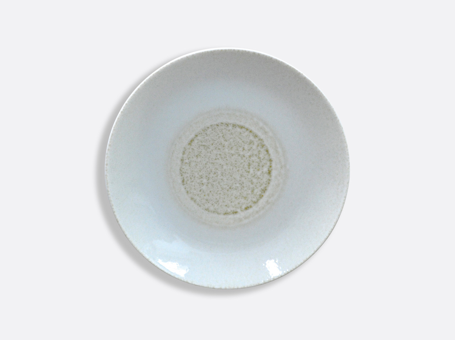 Assiette coupe 21,5 cm en porcelaine de la collection Iris Ivoire Bernardaud