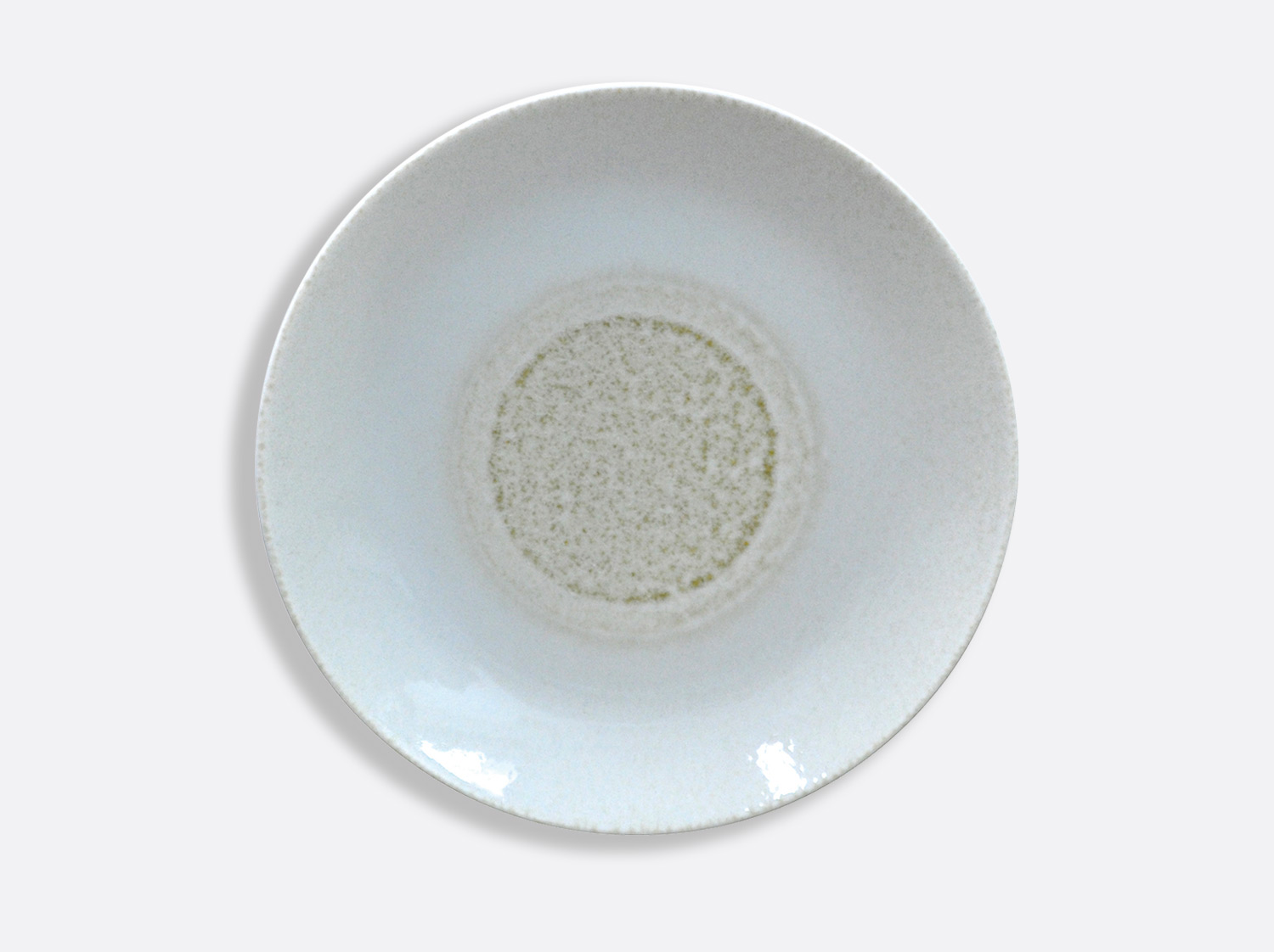 Assiette ultra plate 27 cm  en porcelaine de la collection Iris Ivoire Bernardaud