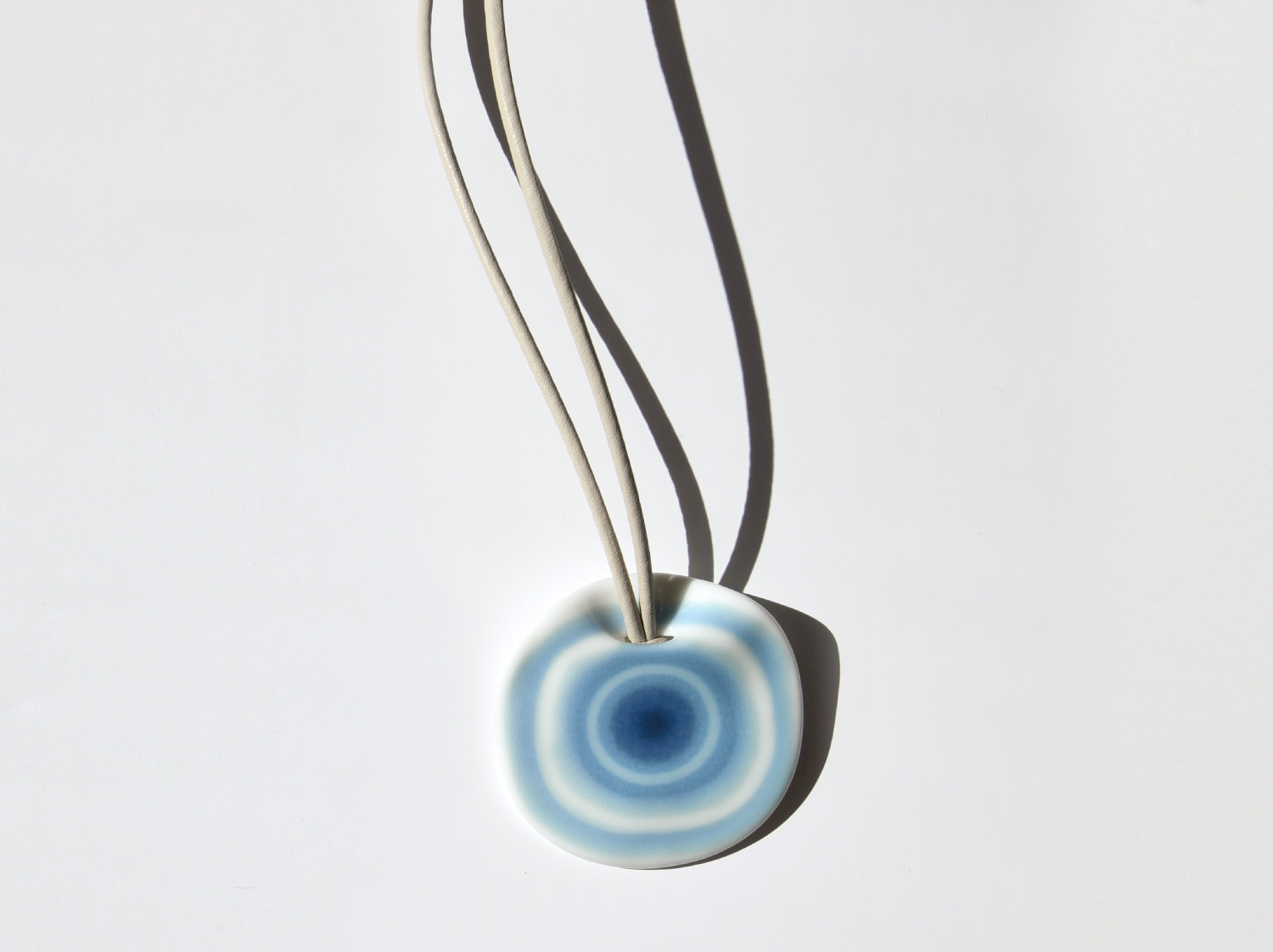 Pendentif Long En Plein Cœur Bleu en porcelaine de la collection EN PLEIN COEUR BLEU Bernardaud