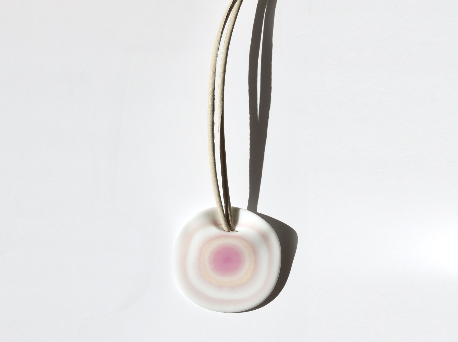 Pendentif Long En Plein Cœur Rose en porcelaine de la collection EN PLEIN COEUR ROSE Bernardaud