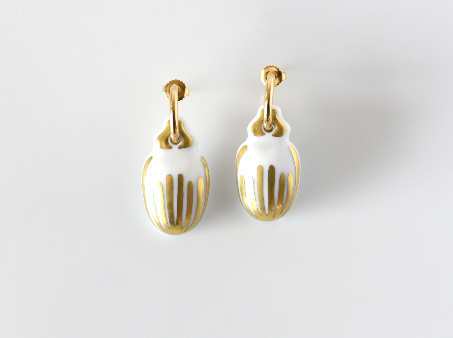 China Scarabée Earrings White & Gold of the collection SCARABEE BLANC OR | Bernardaud