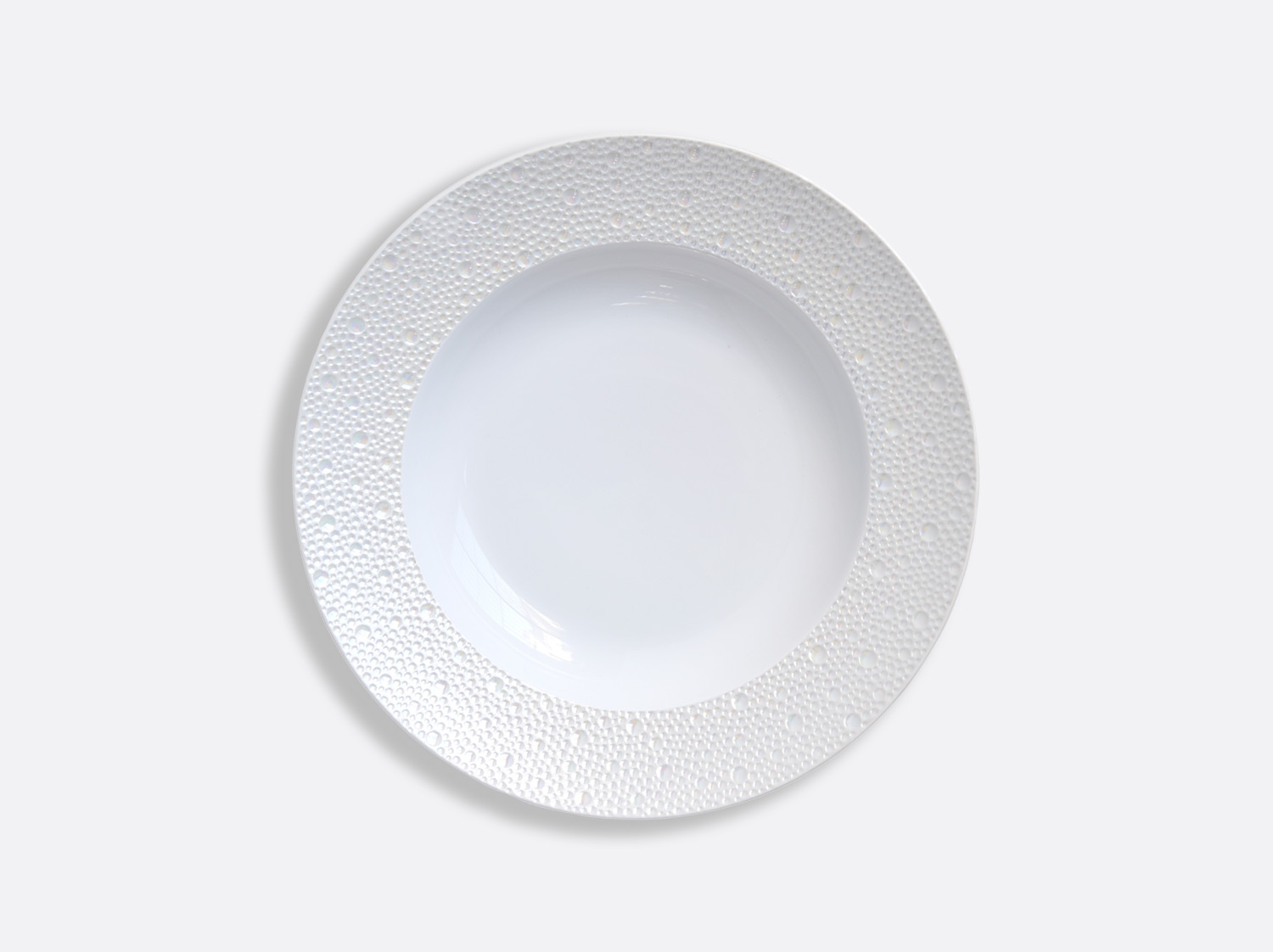 Assiette creuse à aile 23 cm en porcelaine de la collection Écume Perle Bernardaud