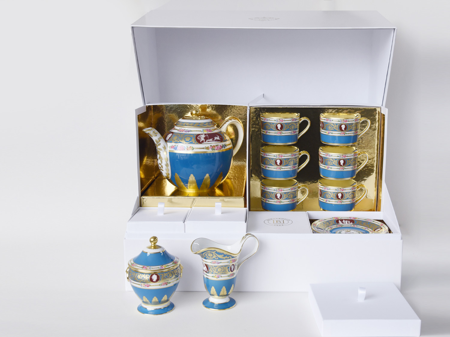 Grand coffret service à thé (théière, crémier, sucrier, 6 tasses et soucoupes thé) en porcelaine de la collection Catherine II Bernardaud