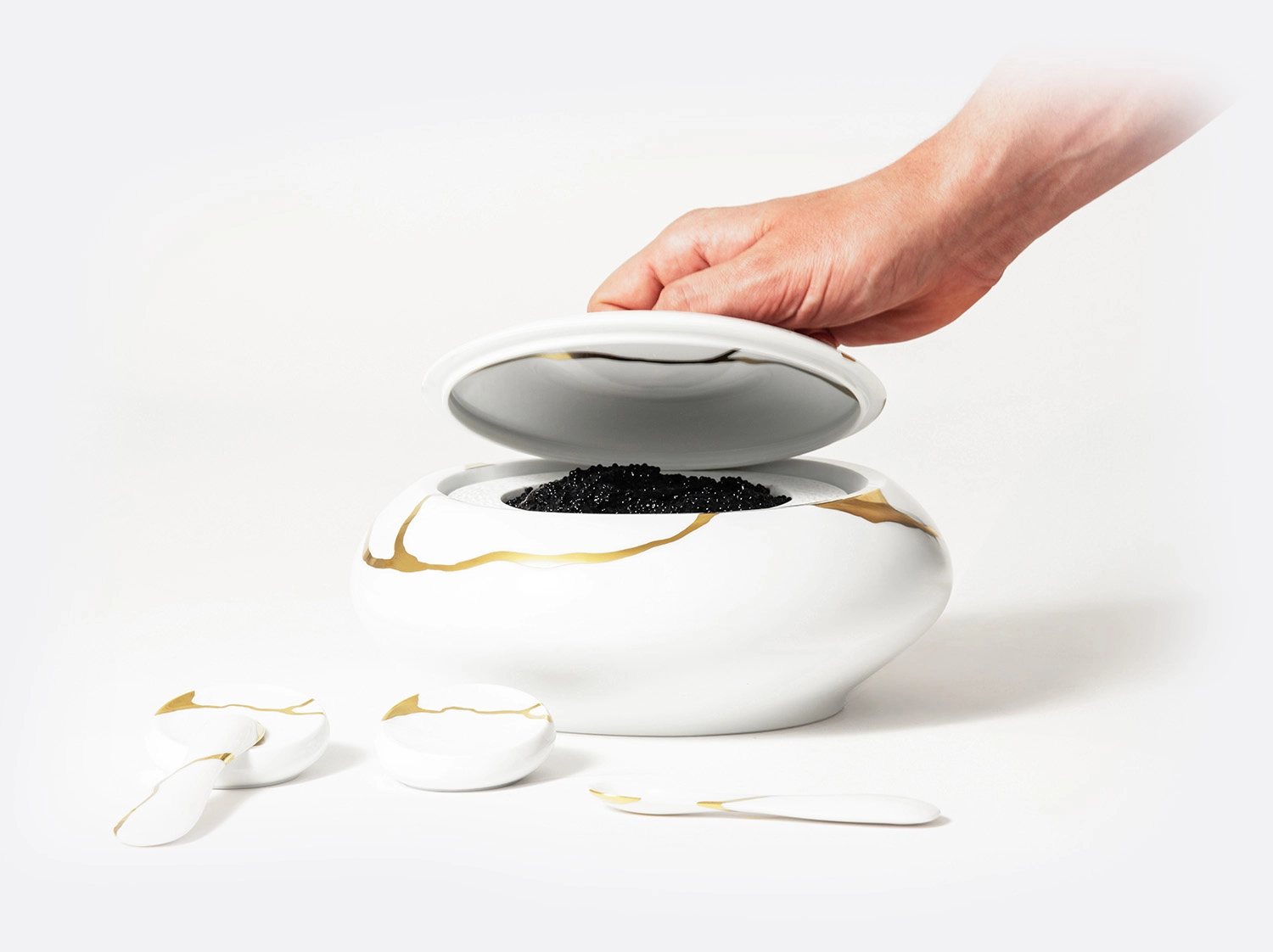 China Caviar set (consisting of 1 dish, 1 spoon and holder) of the collection Kintsugi | Bernardaud