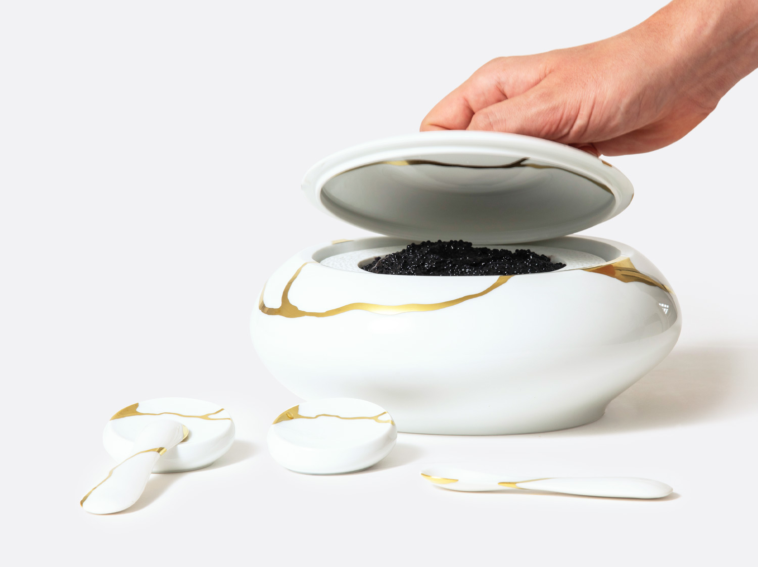 Service à caviar (composé d'1 plat, de 2 cuillères et leur support) en porcelaine de la collection Kintsugi Bernardaud