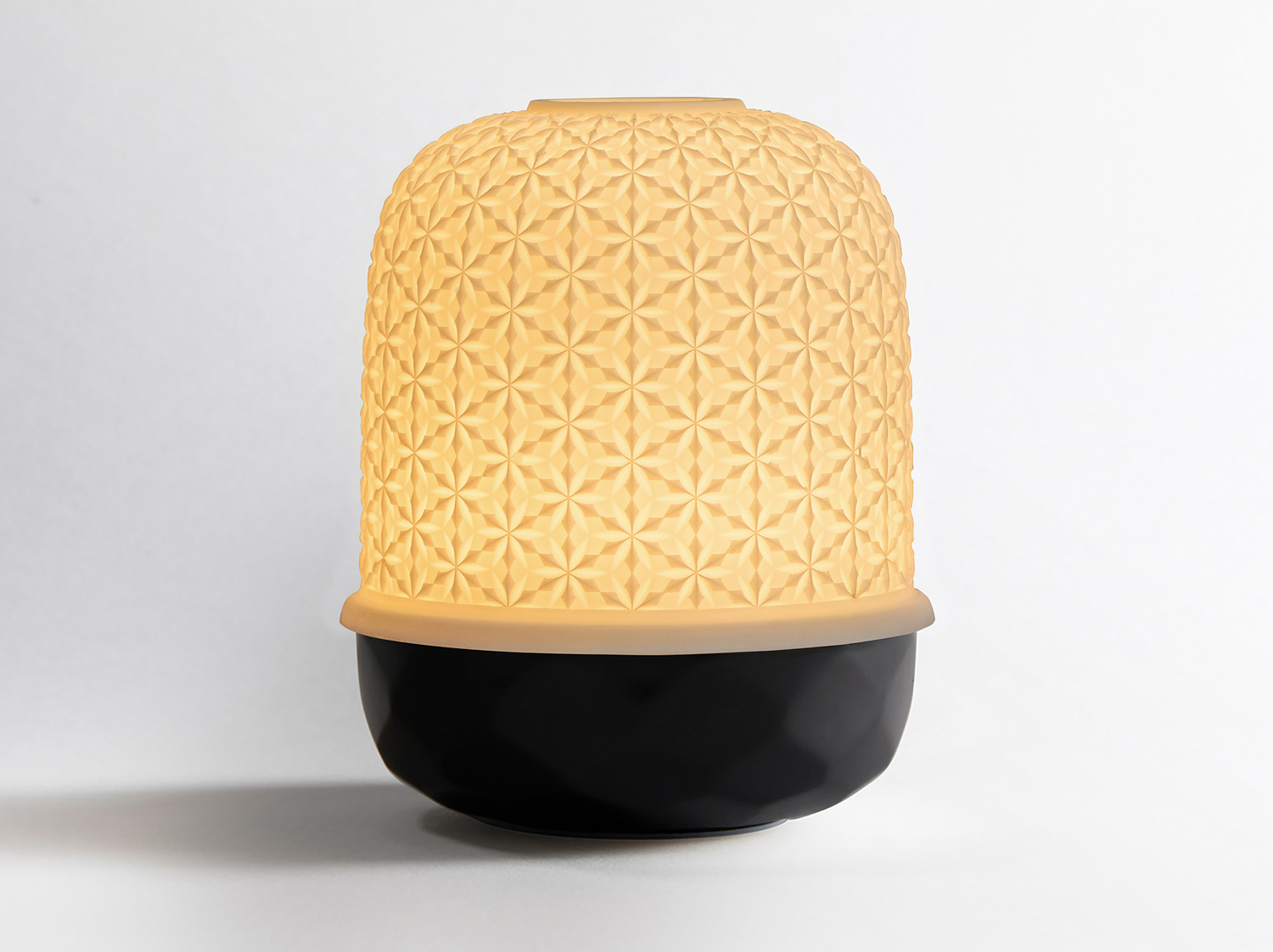 Badiane Noir Mat avec LED en porcelaine de la collection Lampion - LED Bernardaud